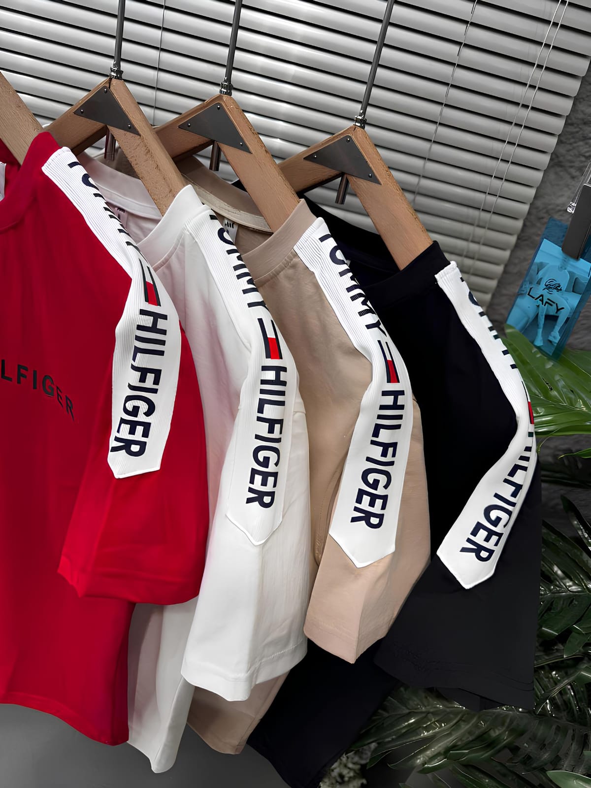 TOMMY T-SHIRT